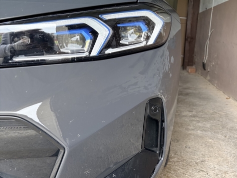 Ein grauer BMW 330 xDrive wurde am 28. September 2026 auf dem Parkdeck der Asklepios Klinik in Bad Wildungen beschädigt.