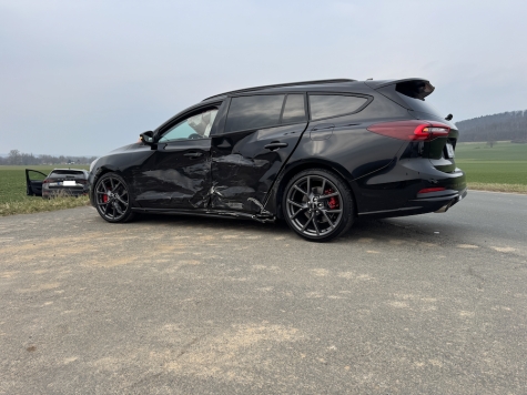 Ein Škoda fuhr in einen abbiegenden Ford – zum Glück keine Verletzten, aber erheblicher Sachschaden.