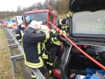 Schweres Gerät musste die Feuerwehr der Stadt Waldeck am 21. November 2021 nach einem Verkehrsunfall einsetzen.