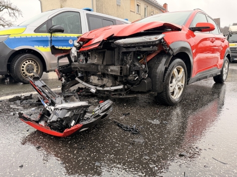 Die enorme Wucht der Kollision wird an der massiv zerstörten Frontpartie des orangefarbenen Hyundais deutlich, der am 9. Januar 2026 auf der Bundesstraße 253 mit einem abbiegenden Fahrzeug zusammenstieß.