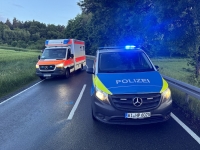 Polizeibeamte sicherten Spuren im Waldgebiet nordwestlich von Warburg, nachdem ein junger Jäger durch einen Schuss tödliche Verletzungen erlitten hatte.