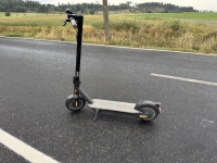 Die Frau stieg beim Anblick der Streife vom Roller ab und schob ihn zu Fuß weiter.