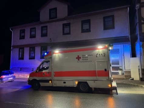 Rettungskräfte brachten die 41-Jährige nach der Messerattacke ins Krankenhaus, wo sie ihren Verletzungen erlag.