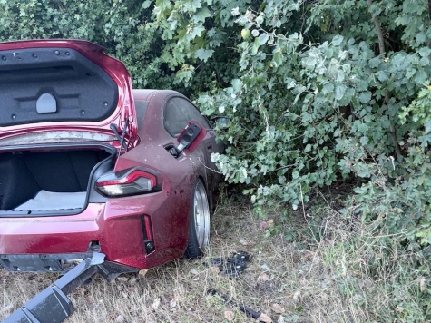 Nach einem Wildunfall am 14. August 2026 kam der BMW M2 im Bereich Burghasungen von der Fahrbahn ab und landete im Gebüsch.
