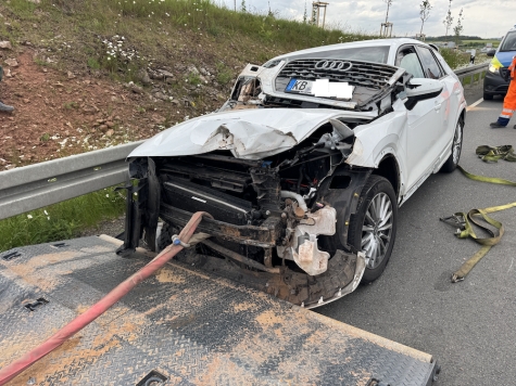 Nach einem Aufprall an der Leitplanke bei Dorfitter wurde dieser weiße Audi schwer beschädigt – Totalschaden.