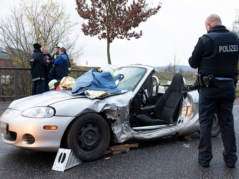 Zu einem Verkehrsunfall kam es am 13. November in Neuental - der Fahrer aus Haina musste mit hydraulischem Gerät aus seinem Mazda geschnitten werden.