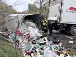 Auf der Landesstraße 3073 kippte am 20. April 2026 ein Lastwagenanhänger in einer Kurve um.