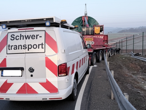 Ein Schwertransport kam von der Fahrbahn ab, die Abfahrt zur B 236 bleibt bis auf Weiteres gesperrt.