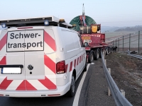 Ein Schwertransport kam von der Fahrbahn ab, die Abfahrt zur B 236 bleibt bis auf Weiteres gesperrt.