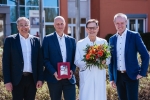 25 Jahre im Dienst des Korbacher Krankenhaus: Dr. Arved-Winfried Schneider (Ärztlicher Direktor) freut sich über die persönlichen Glückwünsche von Geschäftsführer Sassan Pur, Landrat Jürgen van der Horst und Bürgermeister Stefan Kieweg.
