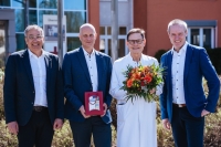 25 Jahre im Dienst des Korbacher Krankenhaus: Dr. Arved-Winfried Schneider (Ärztlicher Direktor) freut sich über die persönlichen Glückwünsche von Geschäftsführer Sassan Pur, Landrat Jürgen van der Horst und Bürgermeister Stefan Kieweg.