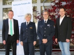 Bürgermeister Thomas Trachte, Polizeioberkommissarin Bettina Stippich, Erster Polizeihauptkommissar Manfred Bergener und Ordnungsamtsleiter Sven Kesper vor der Gemeindeverwaltung Willingen.