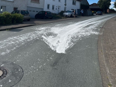 Die Farbe verteilte sich am 18. August 2025 auf der Fahrbahn; mehrere Fahrzeuge fuhren noch vor Eintreffen der Polizei hindurch.