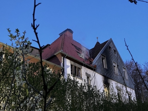 n Sennelager geriet am 13. April 2026 ein leerstehender Gebäudekomplex an der Straße Am Heilandsfrieden in Brand.