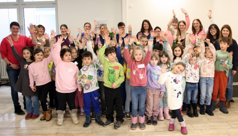 Die Schulanfänger aus Allendorf und Schreufa mit ihren Erzieherinnen und den Mitarbeiterinnen des Klinikums. Die Aktionen wurden betreut von Sabine Drössler, Katharina Sommer, Ramona Theobald, Vanessa Biedermann (alle ZNA), Stefanie Biebighäuser (MVZ) und Julia Weiss (Unternehmenskommunikation).