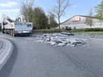Am 20. April 2026 verlor ein Sattelzug im Bereich eines Kreisverkehrs zahlreiche Naturstein- und Marmorplatten.