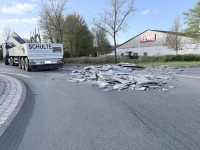 Am 20. April 2026 verlor ein Sattelzug im Bereich eines Kreisverkehrs zahlreiche Naturstein- und Marmorplatten.