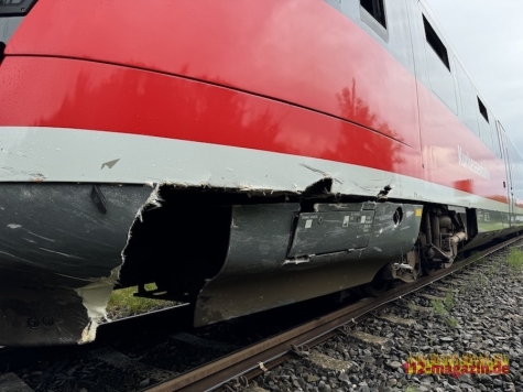 Bei Fritzlar ist am 5. Juni 2026 ein Pkw mit einem Regionalexpress zusammengestoßen.