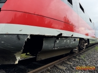 Bei Fritzlar ist am 5. Juni 2026 ein Pkw mit einem Regionalexpress zusammengestoßen.