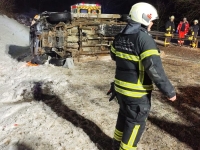 Auf der schneeglatten Bundesstraße 236 verlor ein 33-jähriger Autofahrer am 5. Januar 2026 aufgrund nicht angepasster Geschwindigkeit die Kontrolle über seinen Toyota Hilux und prallte heftig gegen eine Böschung.