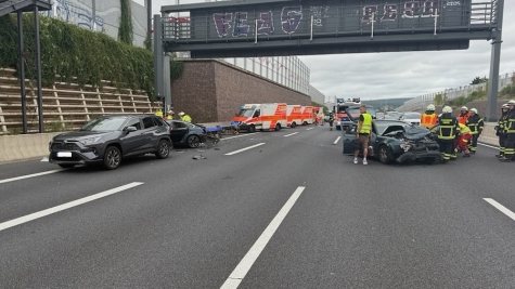Auf der A 7 zwischen Kassel-Ost und Kassel-Mitte kam es am 17. August 2025 um 12.07 Uhr zu einem Unfall mit drei Pkw; sechs Personen wurden verletzt.