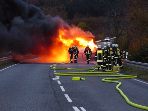 Am 27. Oktober rückte die Feuerwehr zu einem Brand an der Bundesstraße 253 aus.
