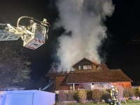 Rund 70 Einsatzkräfte bekämpften am 10. April 2026 den Brand eines Holzhauses in Bringhausen.