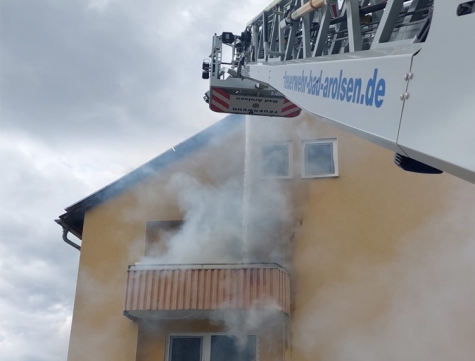 Am 31. Juli 2021 rückten die Feuerwehren Bad Arolsen und Mengeringhausen aus um brennedes Gerümpel auf einem Balkon zu löschen.