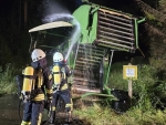 Die Krone-Ballenpresse geriet während der Fahrt in Brand, konnte aber durch gezielten Löscheinsatz gerettet werden.