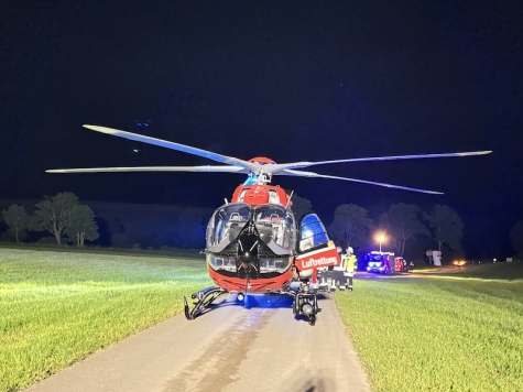 Ein Rettungshubschrauber wurde nach dem schweren Unfall auf der B 239 eingesetzt, um den verletzten Fahrer in eine Klinik zu fliegen.