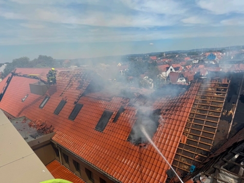 Nach dem Dachstuhlbrand an den St.-Michael-Schulen vom 25. August 2026 ermittelt die Polizei wegen des Verdachts einer fahrlässigen Brandstiftung.