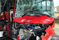 Diemelsee: Ein roter Linienbus ist am 26. Juli 2022 bei einem Unfall beschädigt worden - Verletzt wurde niemand.