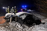 Die Beschädigungen am BMW zeigen, wie heftig der Unfall war. Die beiden Fahrzeuginsassen erlitten schwerste Verletzungen.