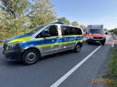 Bei einem Alleinunfall nahe Schrecksbach kam am 13. Juni 2026 ein Motorradfahrer von der Fahrbahn ab und verletzte sich leicht.