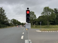 Während der Sanierung (21.–24.10.2025) regelt eine Ampelanlage den Verkehr wechselseitig durch die Baustelle.