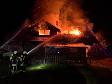 Beim Wohnhausbrand am 10. April 2026 in Bringhausen schlagen Flammen aus dem Dachbereich.