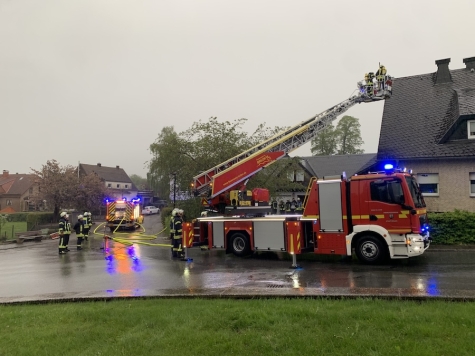 Nach dem Blitzeinschlag musste die Feuerwehr in Madfeld zu einem Brand im Dachbereich ausrücken.