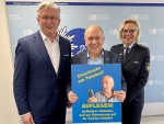 (vlnr): Ansgar Käter, Vorstandsvorsitzender der VerbundVolksbank OWL eG, Behördenleiter und Landrat Christoph Rüther, Abteilungsleitung Polizei, Leitende Polizeidirektorin Margit Picker)