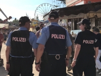 Polizeibeamte in Deutschland tragen in der Regel blaue Uniformen.