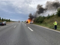 Der Range Rover mit Anhänger geriet auf der A 4 in Brand. Polizei und Feuerwehr waren im Einsatz.