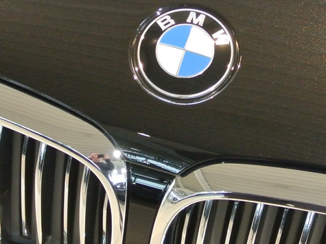 Ein schwarzer BMW wurde in Frankenberg beschädigt - der Verursacher ist flüchtig