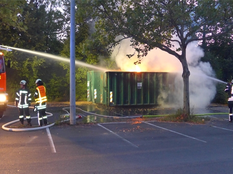 Auf dem Hof einer Kasseler Schule brannte am Donnerstag ein Container.