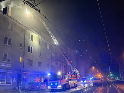 Am 22. Oktober 2025 löschte die Feuerwehr in der Frankfurter Straße einen Kellerbrand; 17 Bewohner waren vorübergehend evakuiert.