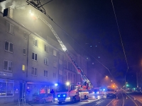Am 22. Oktober 2025 löschte die Feuerwehr in der Frankfurter Straße einen Kellerbrand; 17 Bewohner waren vorübergehend evakuiert.
