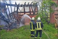 Es blieb dabei, dass nur das kleine Gebäude beschädigt wurde. Die Feuerwehr verhinderte einen Übergriff der Flammen.