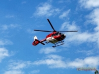 Ein Rettungshubschrauber brachte den schwer verletzten Radfahrer am 21. September 2026 in ein Krankenhaus.