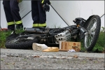 Eine junge Motorradfahrerin geriet in der Elsoffer Brückenstraße auf die Gegenfahrbahn und wurde unter einem Traktor eingeklemmt.