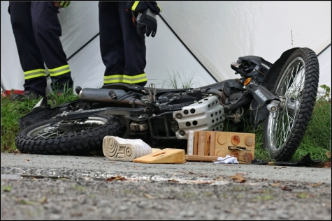 Eine junge Motorradfahrerin geriet in der Elsoffer Brückenstraße auf die Gegenfahrbahn und wurde unter einem Traktor eingeklemmt.