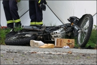 Eine junge Motorradfahrerin geriet in der Elsoffer Brückenstraße auf die Gegenfahrbahn und wurde unter einem Traktor eingeklemmt.