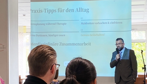 Ernährungsmediziner und Oberarzt der Allgemein- und Viszeralchirurgie am Kreiskrankenhaus Frankenberg Oberarzt Mohammad Yaman Mohandes bei seinem Vortag.